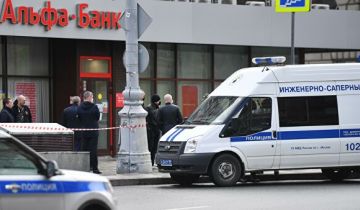 "Нужна правда". Выяснилось, зачем мужчина захватил людей в банке в Москве "Нужна правда". Выяснилось, зачем мужчина захватил людей в банке в Москве