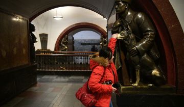 Потеряли облик. Пассажиров просят не трогать статуи в метро в Москве Потеряли облик. Пассажиров просят не трогать статуи в метро в Москве