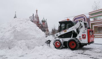 Более 60 тысяч человек задействованы в уборке снега в Москве Более 60 тысяч человек задействованы в уборке снега в Москве