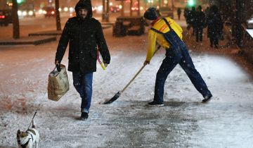 На московских дорогах образовались гололедица и снежные заносы На московских дорогах образовались гололедица и снежные заносы