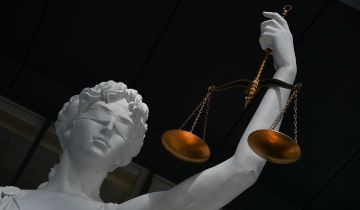 Суд отправил в колонию 11 московских экс-полицейских по "янтарному" делу Суд отправил в колонию 11 московских экс-полицейских по "янтарному" делу