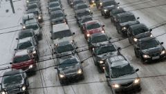 Обильный снегопад осложнил движение автотранспорта в Москве