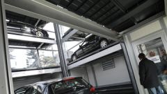 Лужков предлагает регулировать стоимость парковки в подземных гаражах