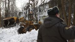 Тракторы расчищают подъезды к даче Муромцева в Москве