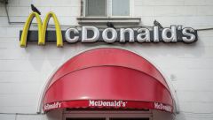 Суд в Москве оштрафовал "Макдоналдс" за игрушки на 100 тыс руб