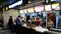 Суд в Воронеже оштрафовал "Макдоналдс" за кишечную палочку в салатах
