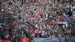 В Москве более 500 тысяч человек принимают участие в "Бессмертном полку"