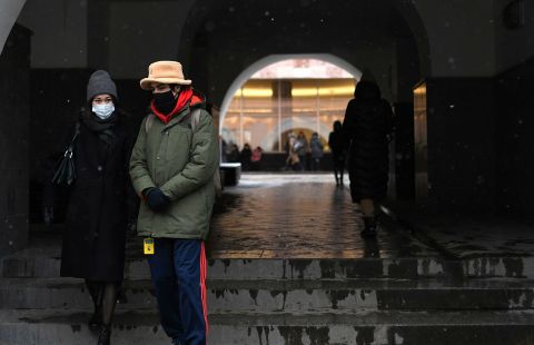 В Москве продлили ограничения по коронавирусу, кроме обучения школьников