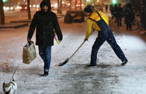 На московских дорогах образовались гололедица и снежные заносы
