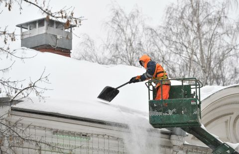 Самые популярные вопросы горожан про уборку снега с крыш