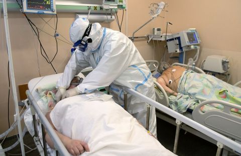 В России за сутки умерли 580 пациентов с коронавирусом