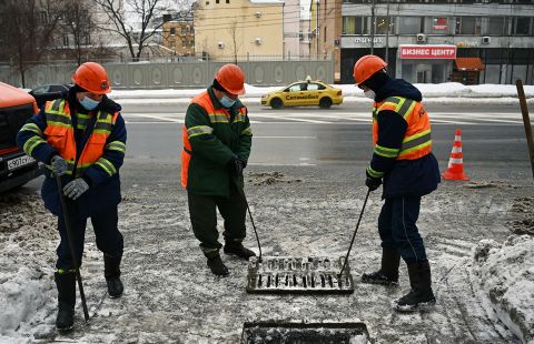 Более 300 бригад ГУП "Мосводосток" дежурят на улицах Москвы в непогоду