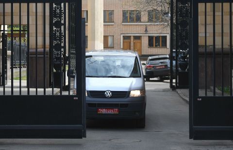 Посольство Чехии в Москве покинула колонна автомобилей