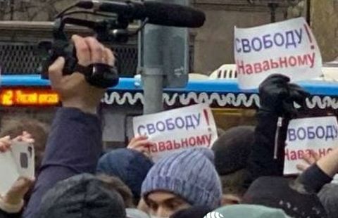 В центре Москвы задержали парней с плакатом в поддержку Навального