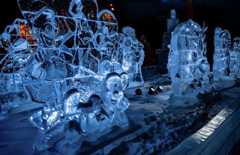 В парке Горького появились ледяные скульптуры героев из мультфильмов Disney