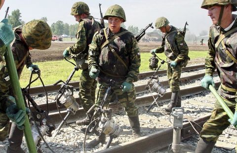 Рельсы-рельсы, шпалы-шпалы: в России отмечают День железнодорожных войск