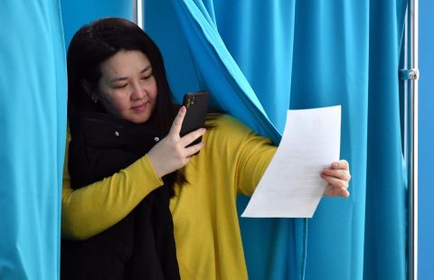 В России открыли участки для голосования на выборах в Казахстане