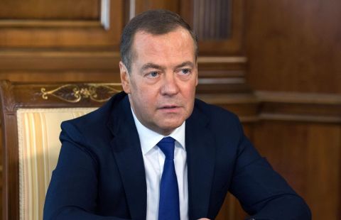 Медведев заявил, что опасается победы "парня с деменцией" на выборах в США