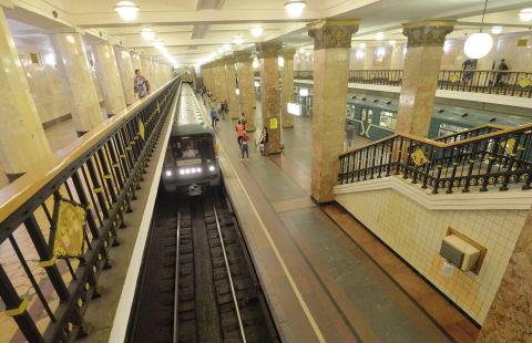На Кольцевой линии метро Москвы пожилая женщина упала на рельсы