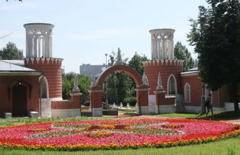 В московских парках открылись летние читальни