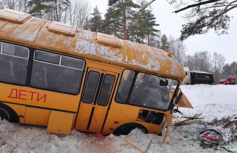 Управление МЧС: автобус с детьми попал в ДТП с фурой под Псковом