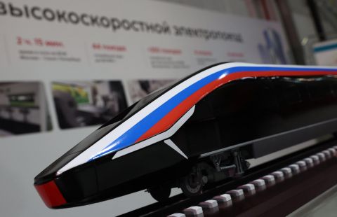 На макете вагона поезда для ВСМ в Москве написано "Белый кречет"
