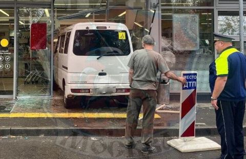 В Москве микроавтобус въехал в магазин